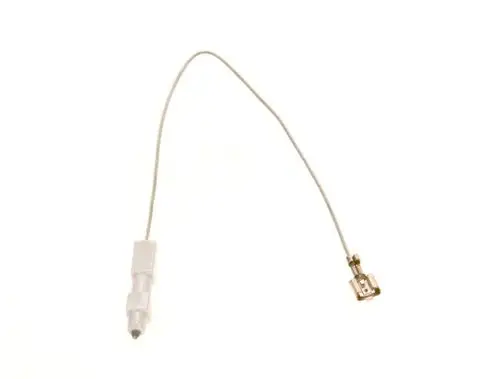 Bosch Zündbolzen mit Zündkabel, bestehend aus einem weißen Stecker auf einer Seite und einem metallischen Kontakt auf der anderen Seite, auf hellem Hintergrund.